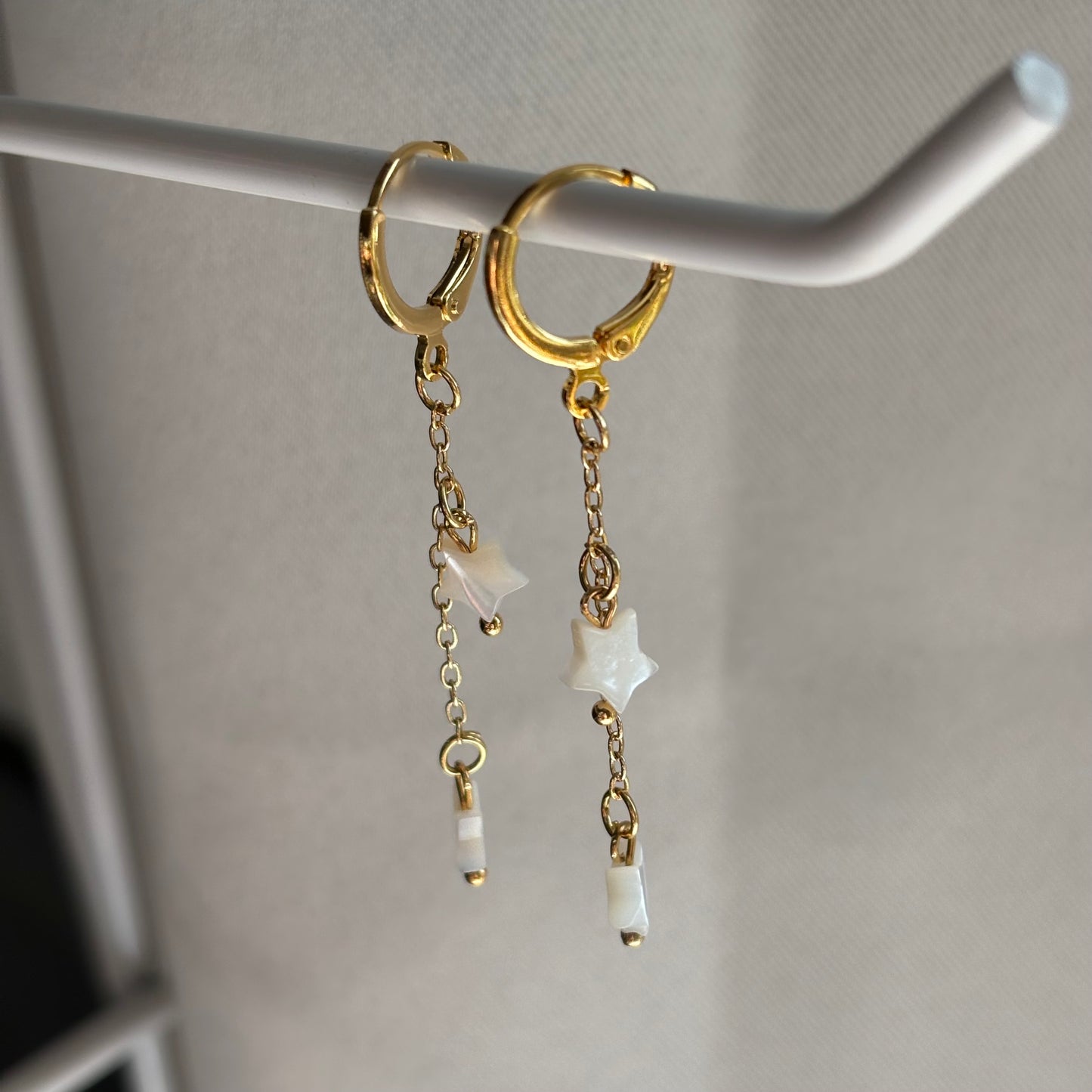 "Starry night" 18k Gold plated chain huggie hoop earrings with mother of pearl stars