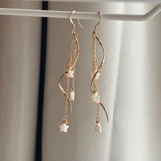 "Shooting star" 18k Gold plated chain huggie hoop earrings with mother of pearl stars
