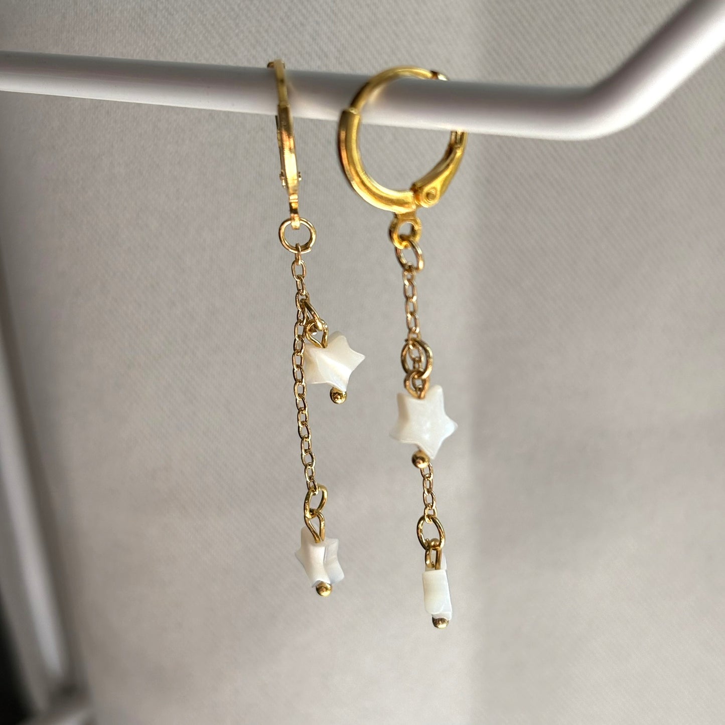 "Starry night" 18k Gold plated chain huggie hoop earrings with mother of pearl stars