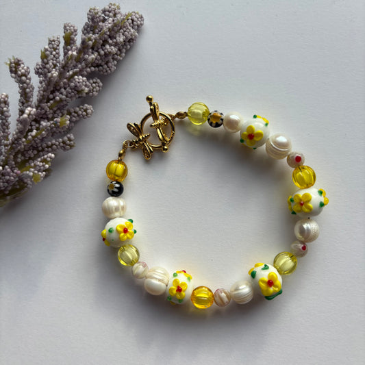 The sunshine bracelet - Yellow flower pearl beaded bracelet